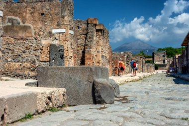 İtalya, Napoli yakınlarındaki Pompei 'nin tarihi yerinin izleri.