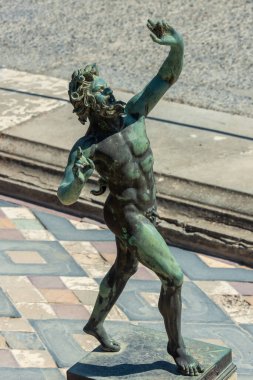 Faun 'un Evi. Pompeii 'deki Satir' in dramatik sahnesi. Pompeii, 1. yüzyılda Vezüv Dağı 'nın patlaması sonucu ölen antik bir Roma şehridir..