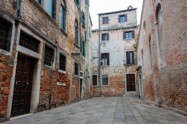 Aralık ayının soğuk bir kışında Venedik 'te turistik alanların dışında, gizli köşelerde - gizli güzellik