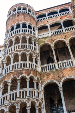 Contarini del Bovolo Sarayı 'nın manzarası. Venedik 'te küçük bir saray. En çok Scala Contarini del Bovolo olarak bilinen dış sarmal merdivenleriyle bilinir.