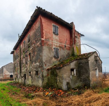  Kayıp Yerler - Soğuk bir kış günü Jesolo yakınlarında terk edilmiş eski bir çiftlik evi