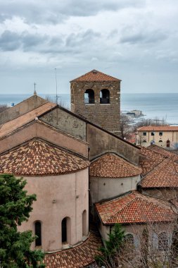 Kuzeydoğu İtalya 'daki Friuli-Venezia Giulia özerk bölgesinde Saint Justus Trieste Katedrali' nin (Basilica Cattedrale di San Giusto Martire) dış görünüşü.