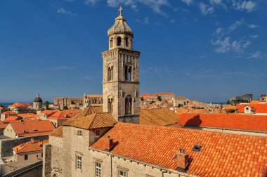 Hırvatistan 'ın Dubrovnik kenti Kale ve kente tepeden bakan kent duvarlarından bakıyor