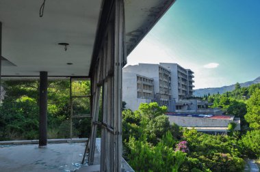 Dubrovnik yakınlarında terk edilmiş eski bir otel. 1991 'deki iç savaşta yok edildi ve terk edildi.