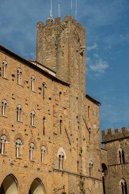 Volterra 'daki Priori Place' deki binalar. Volterra tarihi M.Ö. 7. yüzyıldan öncesine dayanıyor.