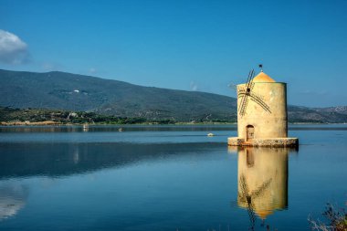 Eski İspanyolca fırıldak lagün Orbetello Yarımadası'nın Argentario, sunise içinde. Tuscany. İtalya 