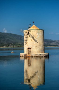 Eski İspanyolca fırıldak lagün Orbetello Yarımadası'nın Argentario, sunise içinde. Tuscany. İtalya 