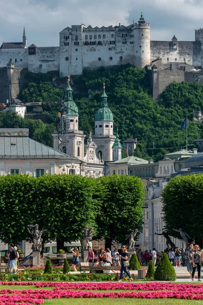 Vista Través Hermosos Jardines Castillo Histórico Salzburgo Austria — Foto de Stock