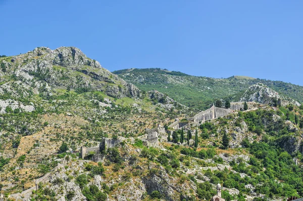 中世纪城墙和大多数新旧城镇的分隔 山脉在亚得里亚海的古城科托尔 的后方 — 图库照片