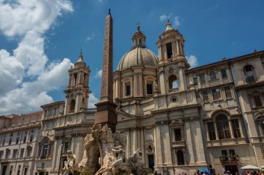 15 Temmuz 2016 'da İtalya' daki Piazza Navona 'da turistler. İkonik meydan dünyanın en çok ziyaret edilen simgelerinden biri ve İtalya 'nın önde gelen turizm beldelerinden biri.
