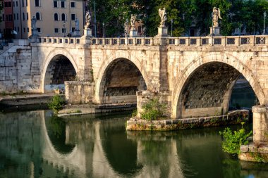 Antik Castel ve Ponte Sant 'Angelo (Meşhur Roma simgeleri) üzerinde manzaralı panoramik manzara. Güneşli bir günde güzel mimari ve doğal manzara. Tiber nehrinin seti. Roma. İtalya. Avrupa.