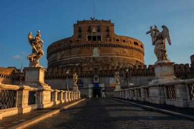 Antik Castel ve Ponte Sant 'Angelo (Meşhur Roma simgeleri) üzerinde manzaralı panoramik manzara. Güneşli bir günde güzel mimari ve doğal manzara. Tiber nehrinin seti. Roma. İtalya. Avrupa.