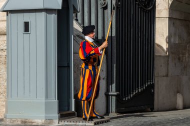 Papalık İsviçreli muhafızlar üniformalı. Şu anda İsviçreli Muhafız adı genellikle Vatikan 'da konuşlanmış olan Papa' nın İsviçreli Muhafız Birliği 'nden gelir.