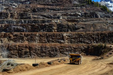 Arkasında Alpler olan Erzberg madeninin panorama çekimi.