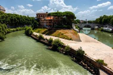 Isola Tiberina ya da Roma'da Tiber Adası ve Ponte Garibaldi köprü görüntüleyin. İtalya