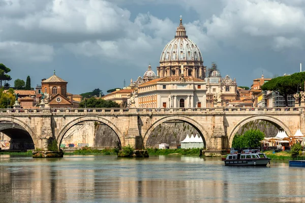 ピエトロ大聖堂のドームからの眺めサンタンジェロ橋 ローマ バチカン イタリア — ストック写真