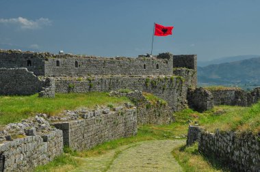 Rozafa Kalesi ve kalesi harabeleri, St. Stephan Kilisesi. Buna ve Drin nehirleriyle çevrili. En eski ve en tarihi şehir, önemli kültür merkezi.