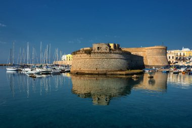 Liman ve Gelibolu Kalesi manzarası (İtalyanca: Castello di Gelibolu)