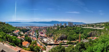 Rijeka kasabasının, körfez ve limanının geniş panoramik manzarası