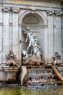 Barok 1732 dönemi Bölüm Meydanı at yıkama fıskiyesi, Salzburg, Avusturya I. Latin metni diyor ki 