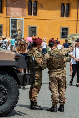 Pisa turistik bölgelerinde devriye gezen terörle mücadele askerleri turistleri koruyor..