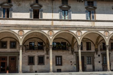 Fontana del Tacca (veya iki canavarın çeşmesi) ile Santissima Annunziata Meydanı manzarası).