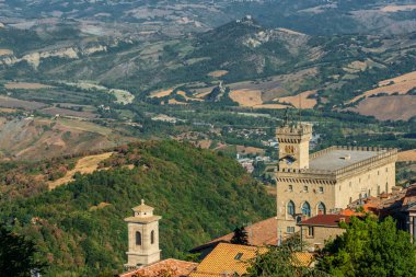 Piazza della Libert, San Marino 'da şehir meydanı. Merkezde Özgürlük Anıtı duruyor. Beyaz Carrara mermerinden yapılmış bir anıt. Heykeltıraş Stefano Galletti tarafından 1876 'da, özgürlüğü sembolize etmek için yapıldı..