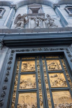 İtalya, Floransa 'daki Duomo Baptistry' nin kapısında İncil hikayeleri olan Cennet Kapıları. Floransa 'nın mimarisi ve simgeleri