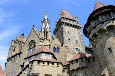 Burg Kreuzenstein, eski bir ortaçağ kale kuleleri ve duvarları, Avrupa 'daki müze tahkim tarihi yeri.
