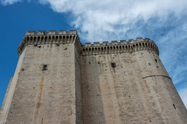 Tarascon, Avignon 'un 23 km (14 mi) güneyinde ve Arles' in 20 km kuzeyinde, Rhone Nehri 'nin (doğu) kıyısında (Rhone Nehri' nin) 20 km (12 mi) kuzeyinde, Rhne Nehri 'nde (Provence-Alpes-Cte d' Azur) bulunan Tarascon Ortaçağ Şatosu..