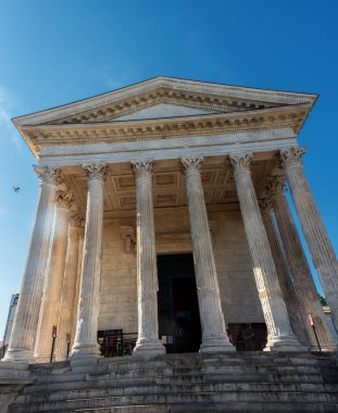 La Maison Carre, Occitania bölgesindeki Nmes 'teki antik Roma tapınağı.
