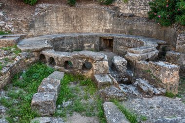 Castellum Divisiorum. Uzes 'den Nimes' e Pont du Gard üzerinden su getiren su kanalının bitiş noktası..