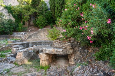 Castellum Divisiorum. Uzes 'den Nimes' e Pont du Gard üzerinden su getiren su kanalının bitiş noktası..