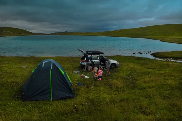 Zeltlager Und Lagerfeuer Der Nähe Eines Sees Sommerabend Durmitor Nationalpark — Stockfoto