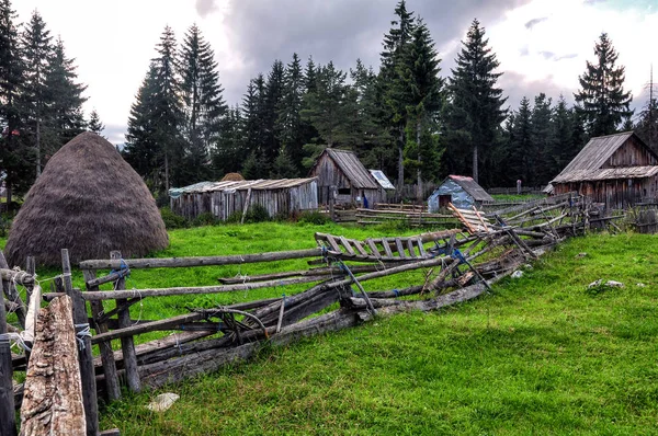 Karadağ Durmitor Ulusal Parkı Nda Terk Edilmiş Ahşap Kulübeler — Stok fotoğraf