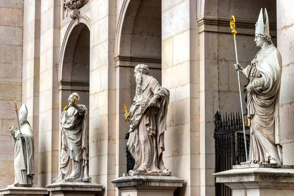 Statues Sur Façade Cathédrale Baroque Salzbourg Xviie Siècle Dans Altstadt — Photo