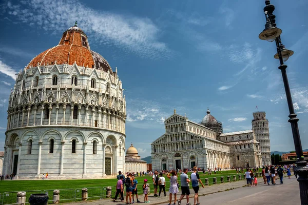 Catedral Pisa Torre Inclinada Monte Turistas Piazza Dei Miracoli Praça — Fotografia de Stock
