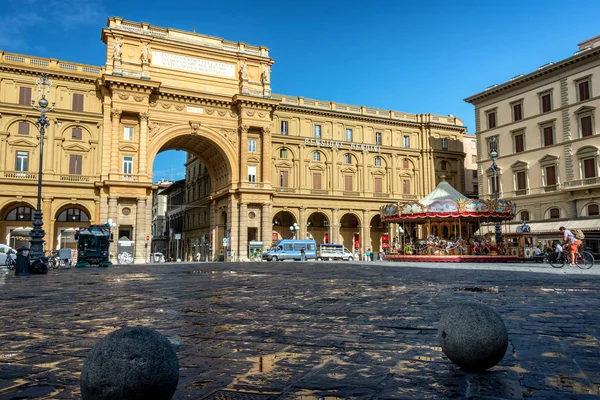 Туристы Площади Piazza Della Repubblica Одной Главных Городских Площадей Флоренции — стоковое фото