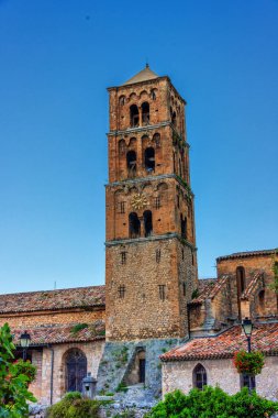 Moustiers-Sainte-Marie köyünün manzarası. Provence, Fransa