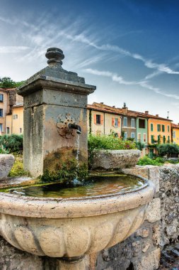 Moustiers-Sainte-Marie köyünün manzarası. Provence, Fransa
