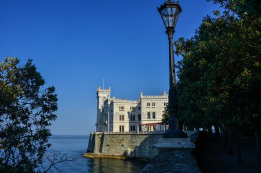 İtalya 'nın güzel romantik kaleleri, denizin üzerinde zarif bir Miramare. Trieste.