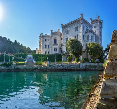 Miramare Kalesi 'nin güzel yaz manzarası. Adriyatik Denizi 'nin tapılası sabah deniz manzarası. İtalya, Avrupa 'nın muhteşem doğa manzarası. Seyahat kavramı