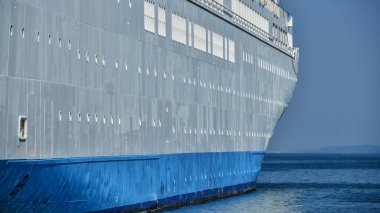 Lüks beyaz yolcu gemisi mavi gökyüzünde Trieste limanında, arka plan, yakın plan