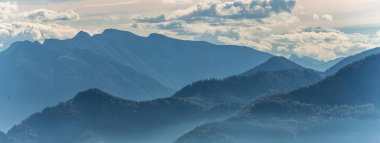 Arka planda Dachstein Massiv, Gmunden, Salzkammergut, Avusturya ile Traunsee Gölü üzerinde panoramik sonbahar manzarası