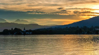 Gmunden 'de Traunsee' de nefes kesen gün batımı