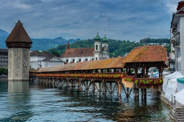 İsviçre 'nin Chapel Köprüsü ile tarihi Lucerne kasabası