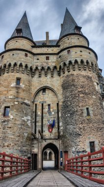 Erken bir sabah yürüyüşü Ortaçağ 'ın eski kasabası Vitre' de muhteşem bir mimariyle