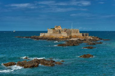 Fort National, Corsair City 'nin sembolü, Saint Malo, Brittany, Fransa. 1689 'da büyük askeri mimar Vauban tarafından St. Malo limanını korumak için inşa edilmiş tarihi bir anıt.