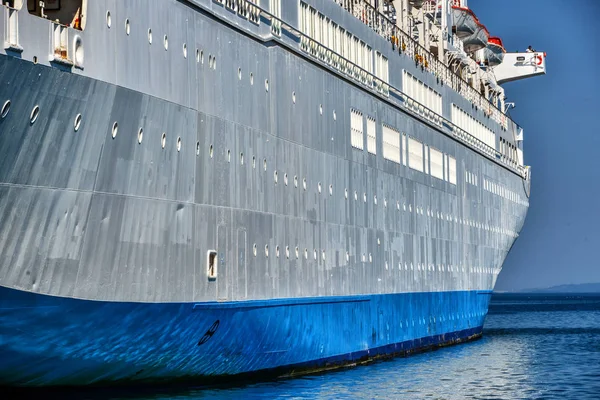 Lyx Vit Kryssningsfartyg Hamnen Trieste Blå Himmel Bakgrund Närbild — Stockfoto