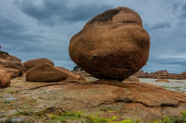 Brittany, Fransa 'da Cote Granit Rose' da İnanılmaz Kaya oluşumları